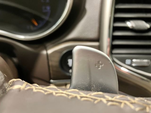 Used 2017 Jeep Grand Cherokee Overland w/ Jeep Active Safety Group image 38