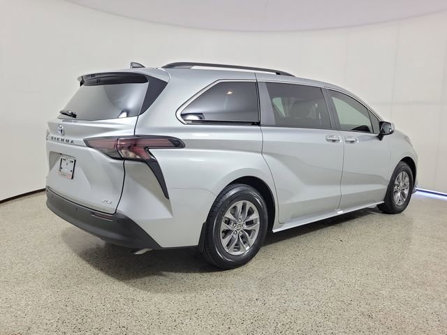 Used 2025 Toyota Sienna XLE w/ XLE Plus Package image 5