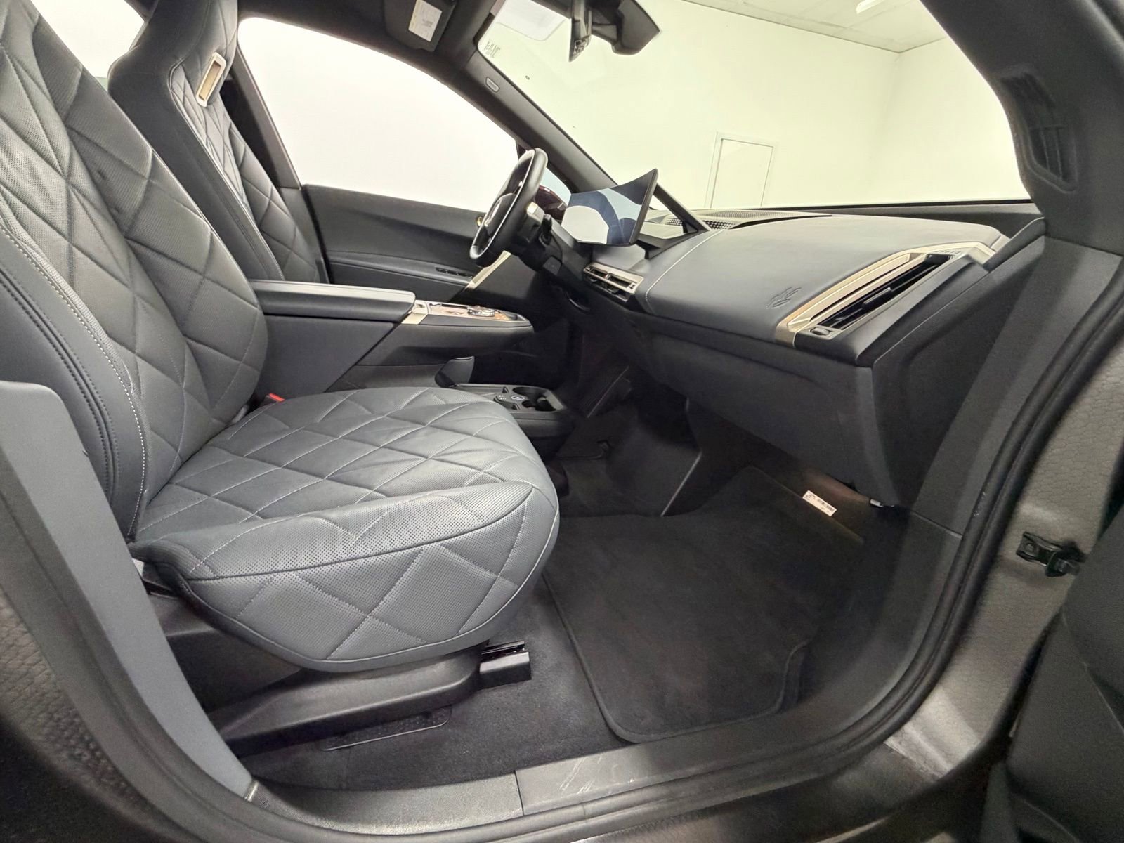 Used 2023 BMW iX xDrive50 w/ Ultimate Package 2 AWD/4WD image 40