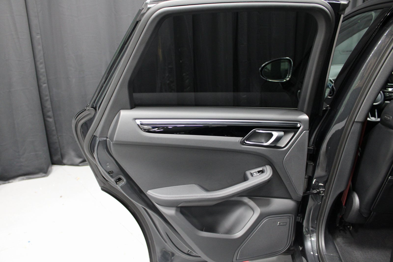 Certified 2025 Porsche Macan AWD/4WD image 24