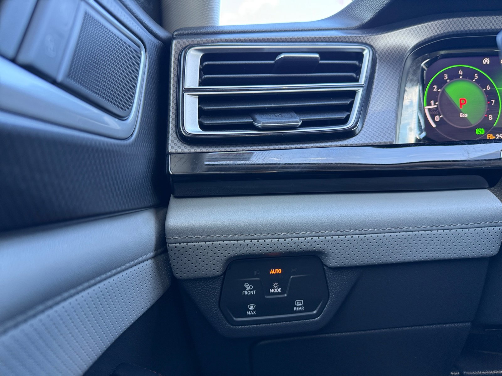 Used 2025 Volkswagen Atlas Peak Edition SE image 20