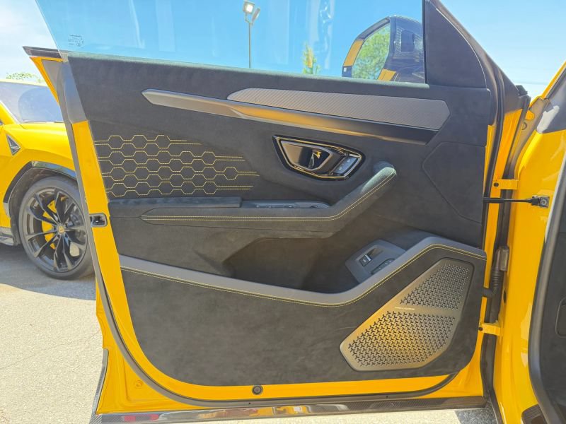 Used 2023 Lamborghini Urus Performante AWD/4WD image 10