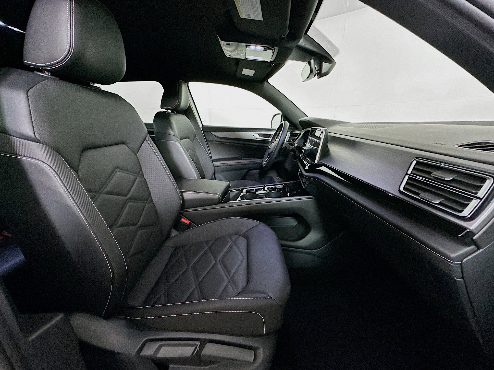 Used 2025 Volkswagen Atlas Cross Sport SE image 30