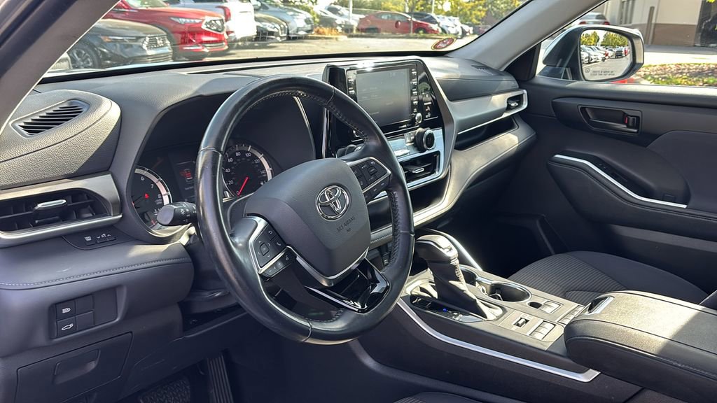 Used 2020 Toyota Highlander LE image 26