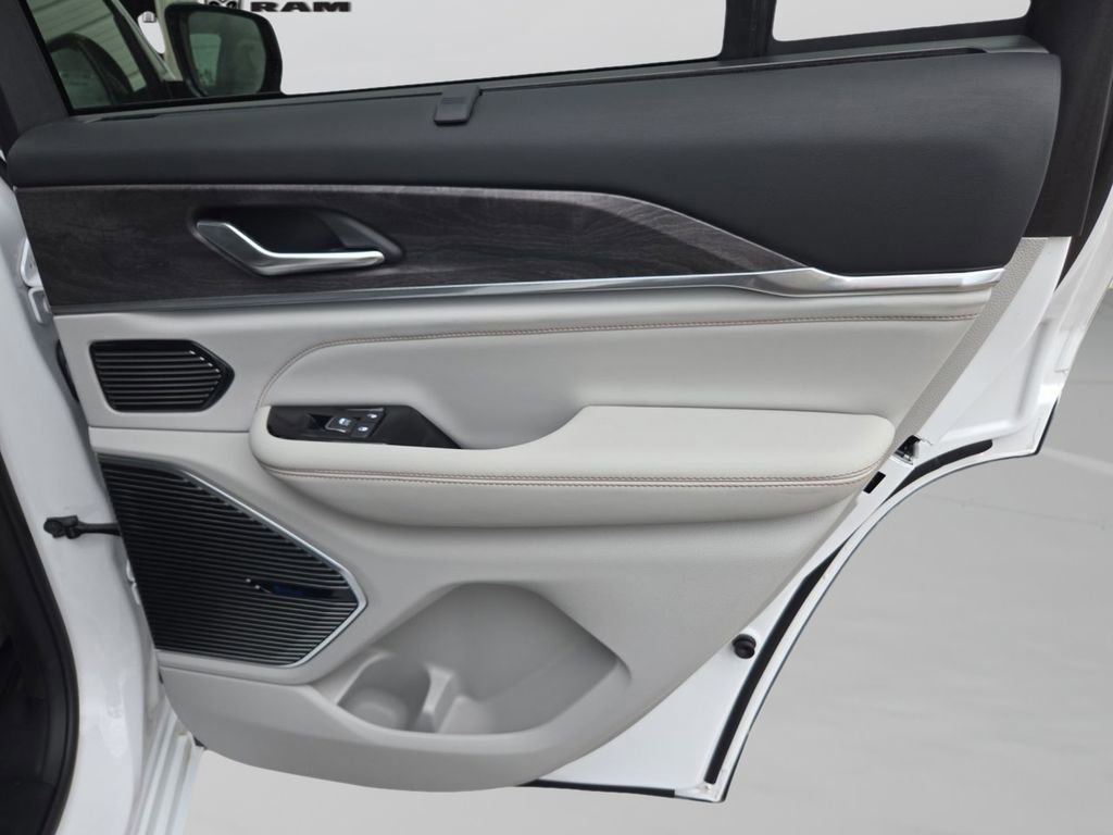 Certified 2023 Jeep Grand Cherokee Overland w/ Luxury Tech Group IV image 19