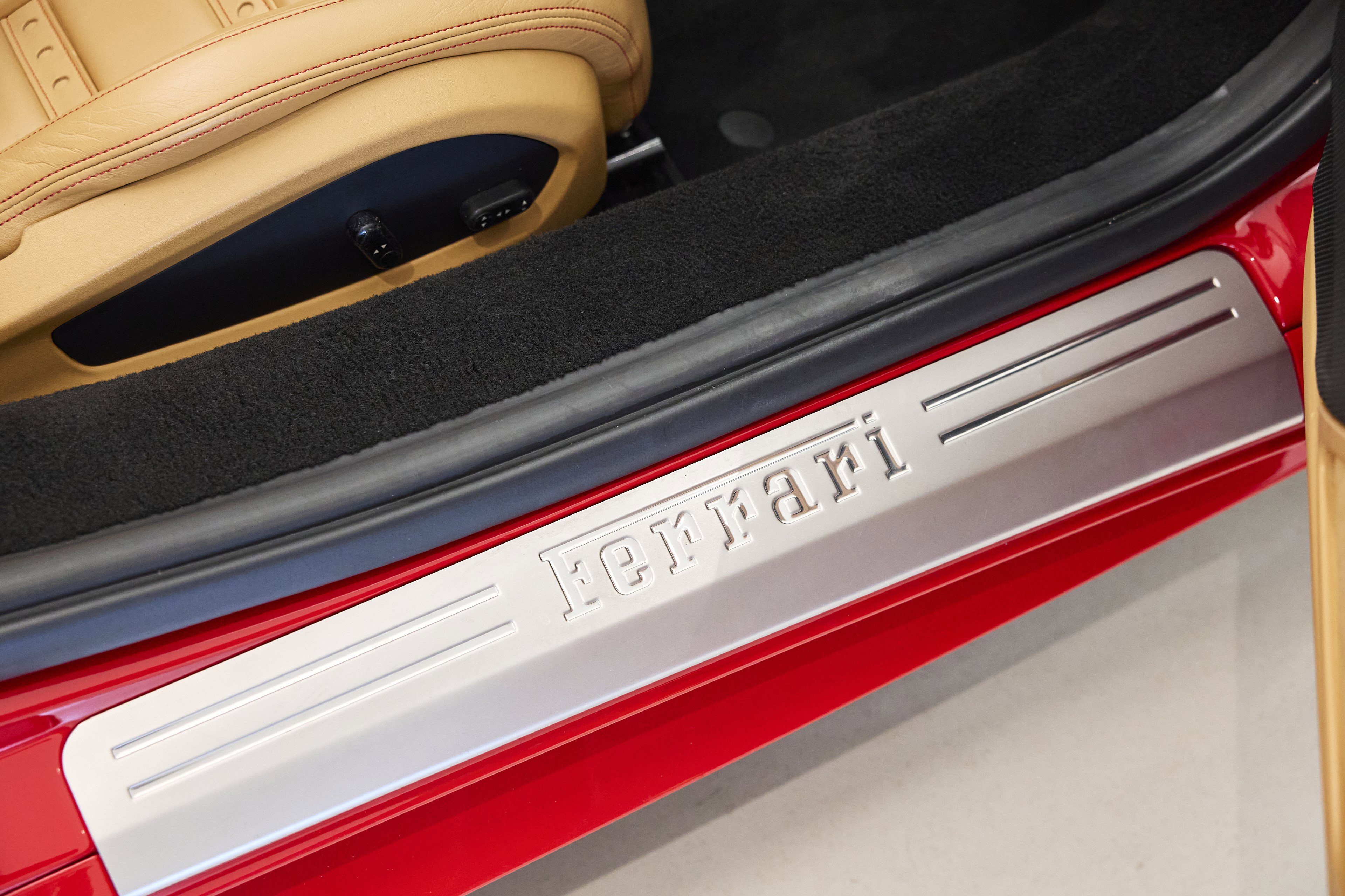 Used 2014 Ferrari 458 Spider image 34