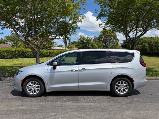 Used 2023 Chrysler Voyager LX FWD image 3