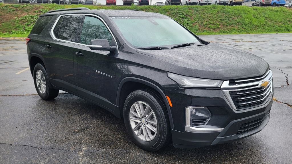 Used 2023 Chevrolet Traverse LT image 2