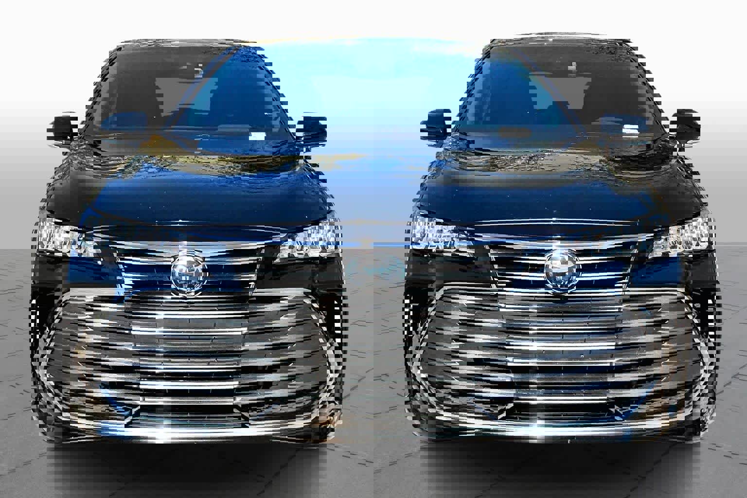 Used 2022 Toyota Avalon XLE image 3