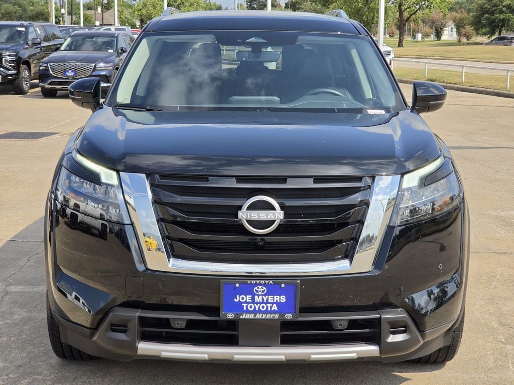 Used 2025 Nissan Pathfinder SL FWD image 3