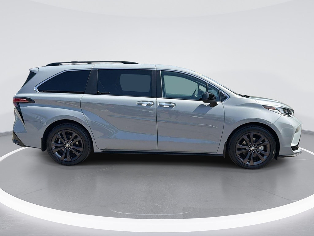 Used 2024 Toyota Sienna XSE w/ XSE Plus Package FWD image 3