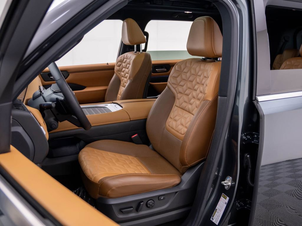 Used 2025 Nissan Armada Platinum Reserve w/ Convenience Package image 16