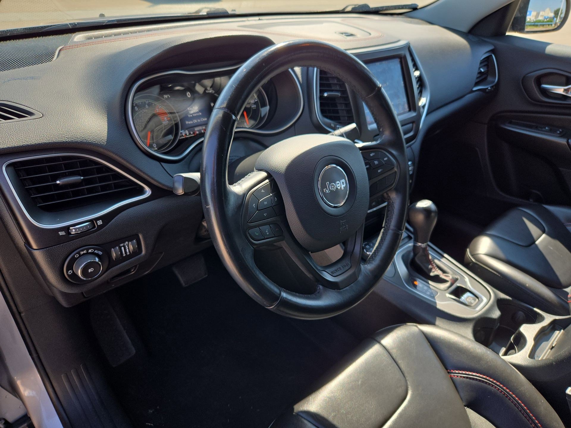 Used 2019 Jeep Cherokee Trailhawk AWD/4WD image 12
