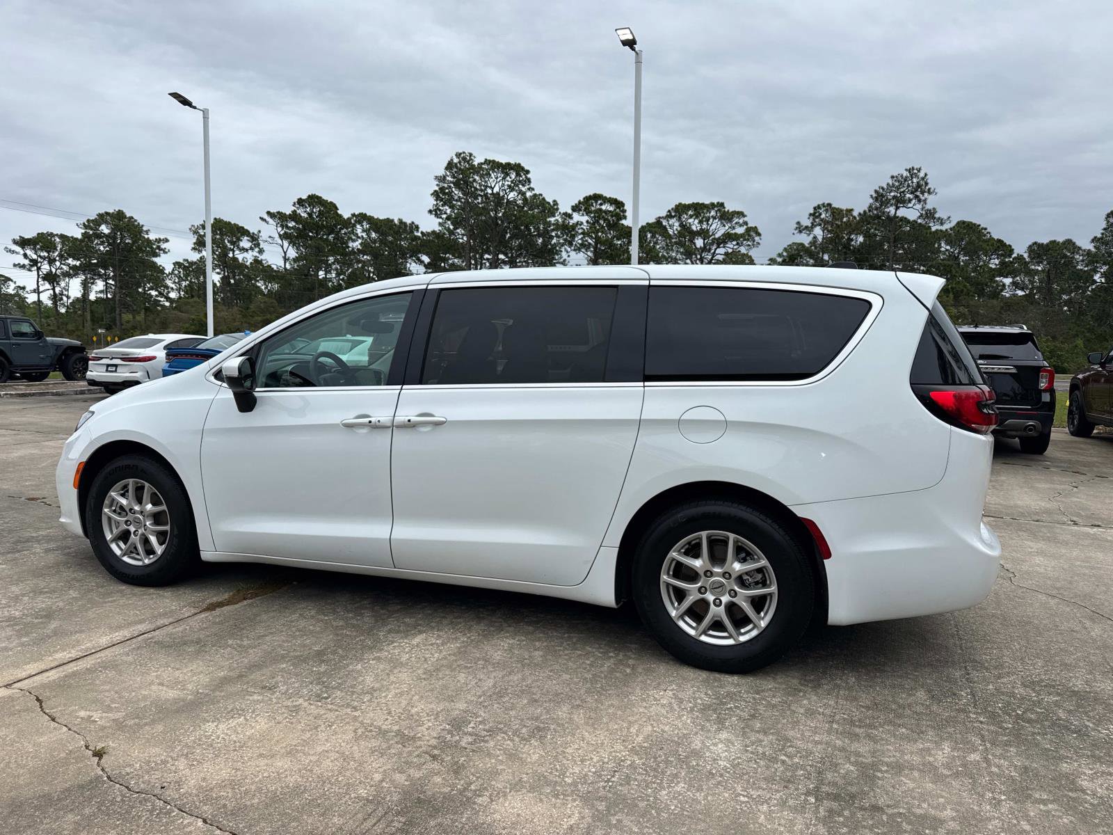 Certified 2023 Chrysler Pacifica Touring-L image 5