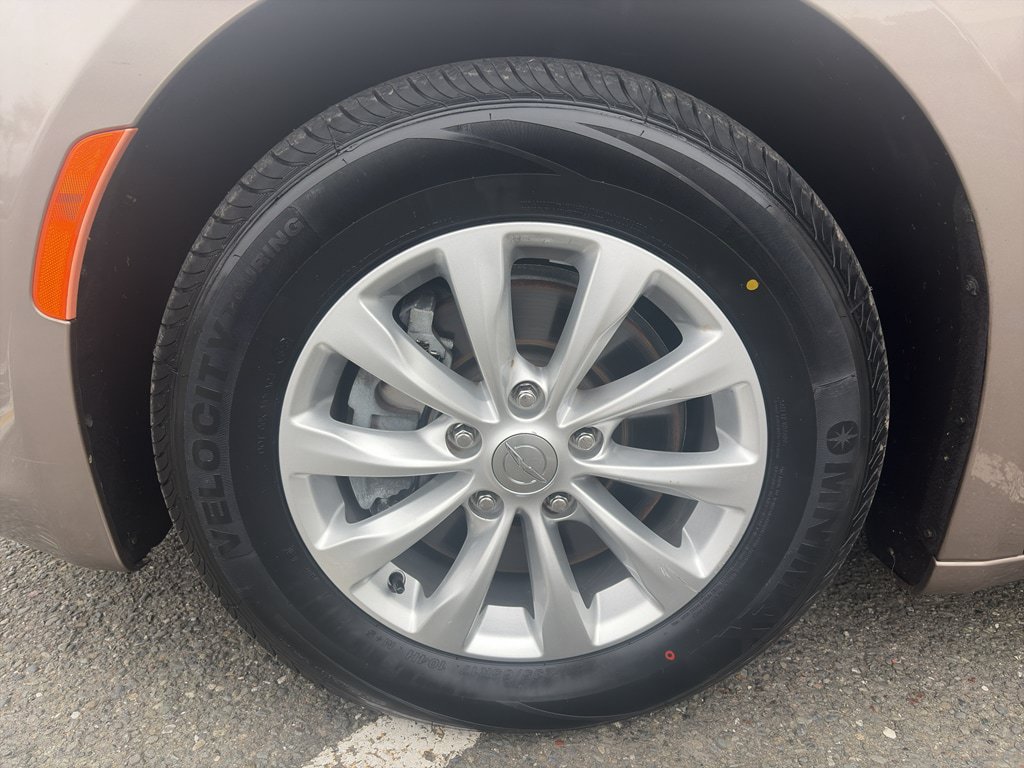 Used 2018 Chrysler Pacifica Touring-L FWD image 2