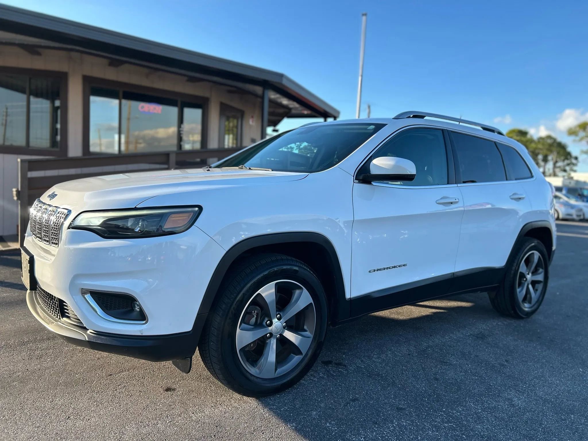 Used 2019 Jeep Cherokee Limited image 11