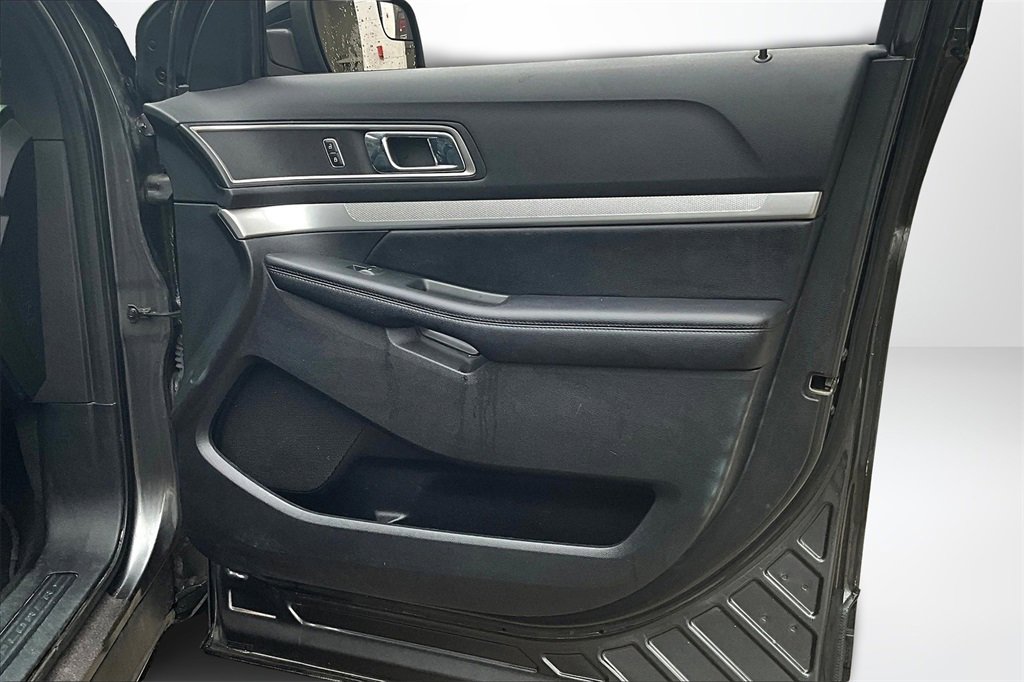 Used 2016 Ford Explorer XLT w/ Equipment Group 202A image 29