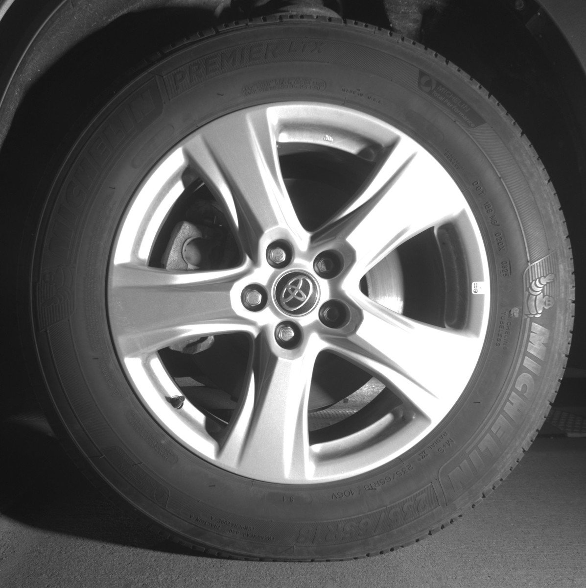 Used 2025 Toyota Highlander LE FWD image 12