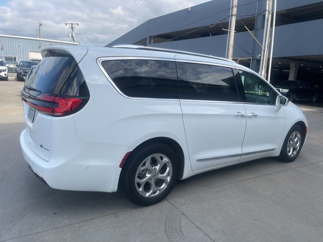 Used 2021 Chrysler Pacifica Limited w/ Uconnect Theater Family Group FWD image 3