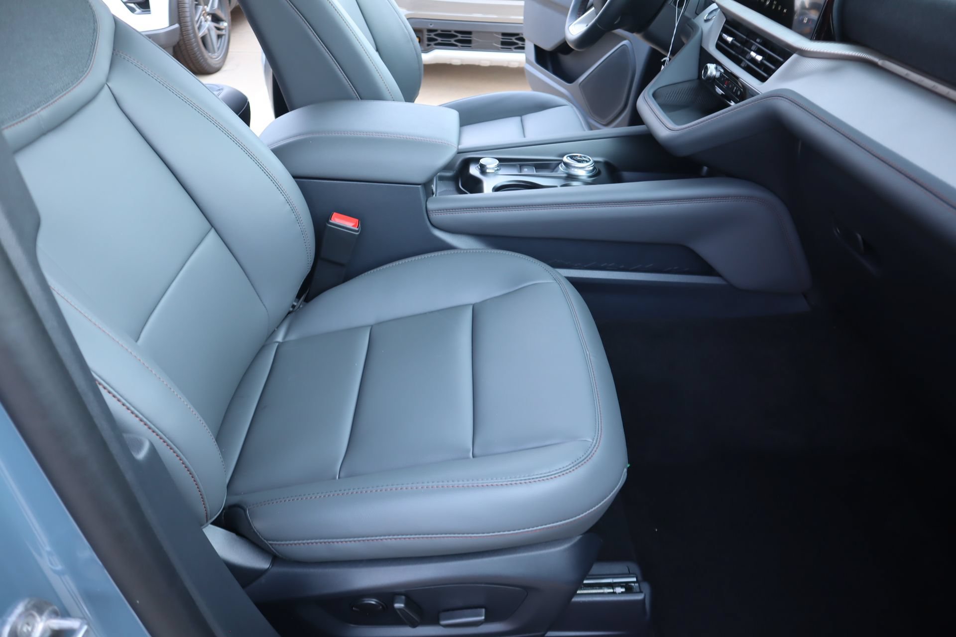 New 2026 Ford Explorer Active w/ Active Comfort Package RWD image 15