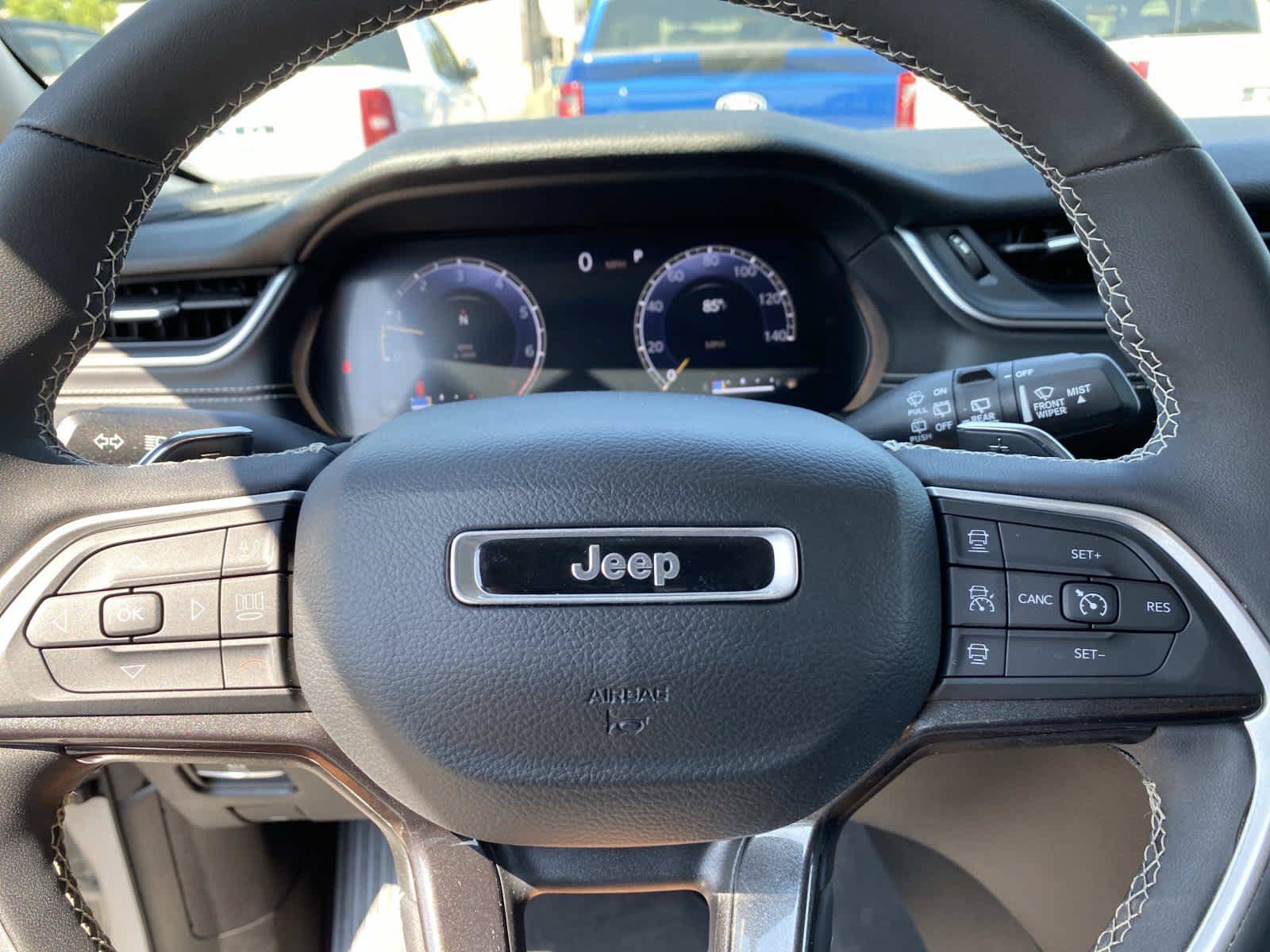 Used 2023 Jeep Grand Cherokee Laredo w/ Luxury Tech Group I AWD/4WD image 15