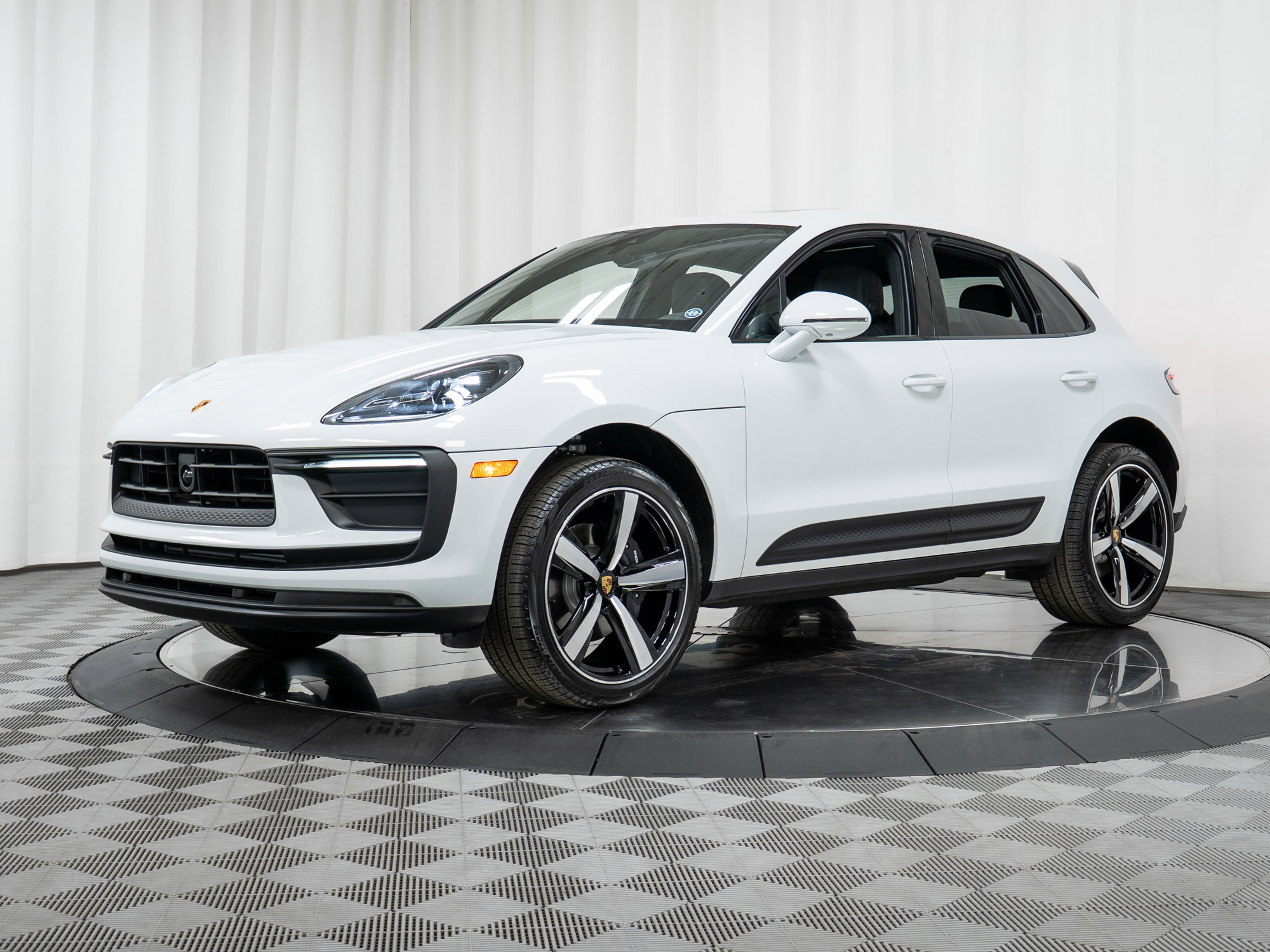Certified 2025 Porsche Macan image 28