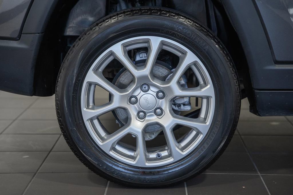 Used 2023 Jeep Compass Latitude w/ Sun and Sound Group AWD/4WD image 17