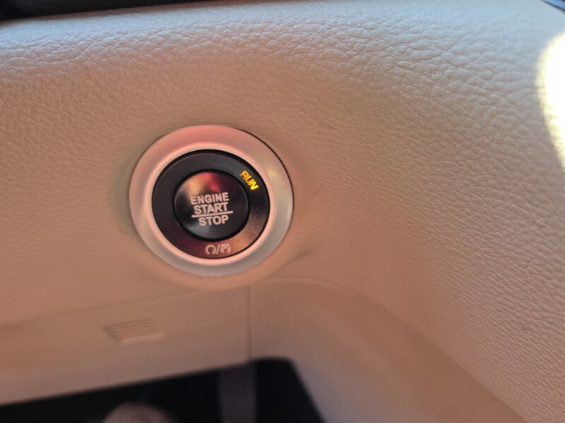Used 2017 Chrysler Pacifica Limited FWD image 16