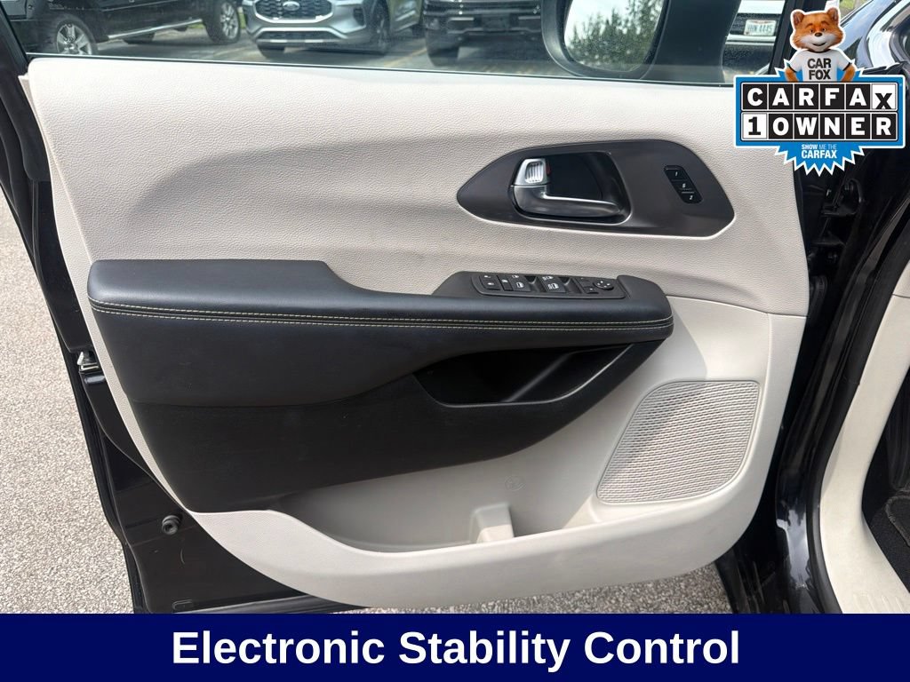 Used 2023 Chrysler Pacifica Touring-L FWD image 21