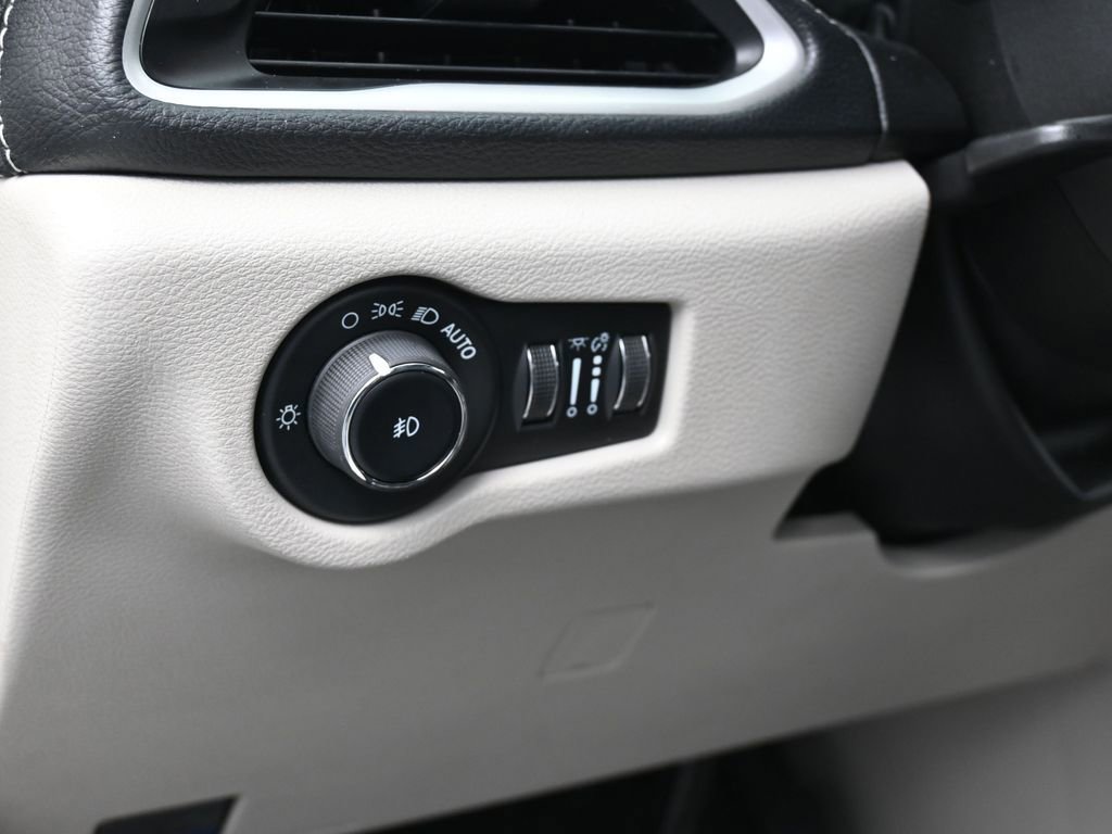 Used 2023 Chrysler Pacifica Touring-L image 15