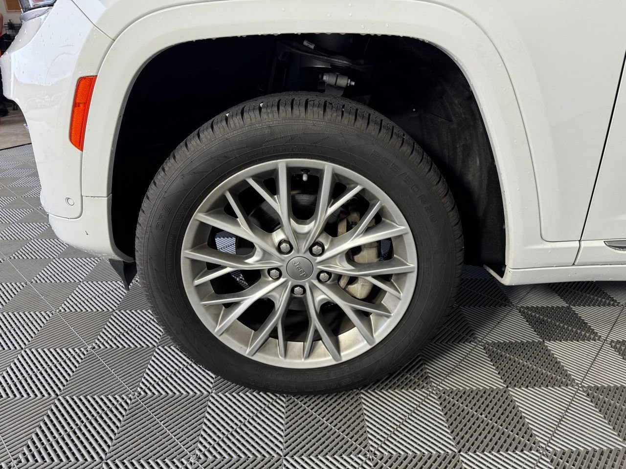 Used 2023 Jeep Grand Cherokee Summit AWD/4WD image 13