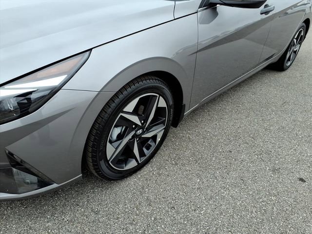 Used 2023 Hyundai Elantra Limited image 4