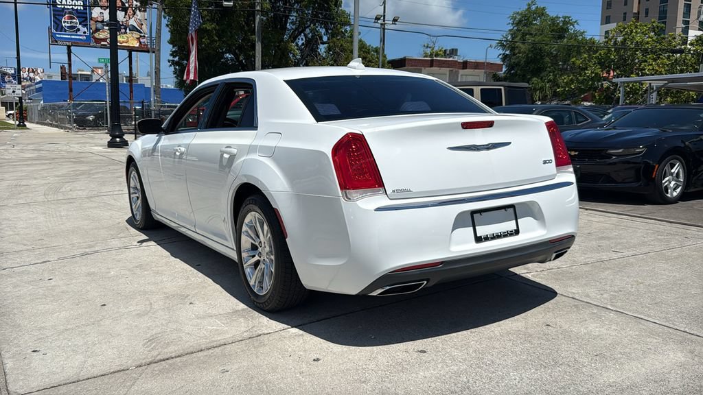 Used 2018 Chrysler 300 Touring L RWD image 11