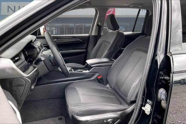Used 2024 Jeep Grand Cherokee Laredo AWD/4WD image 20