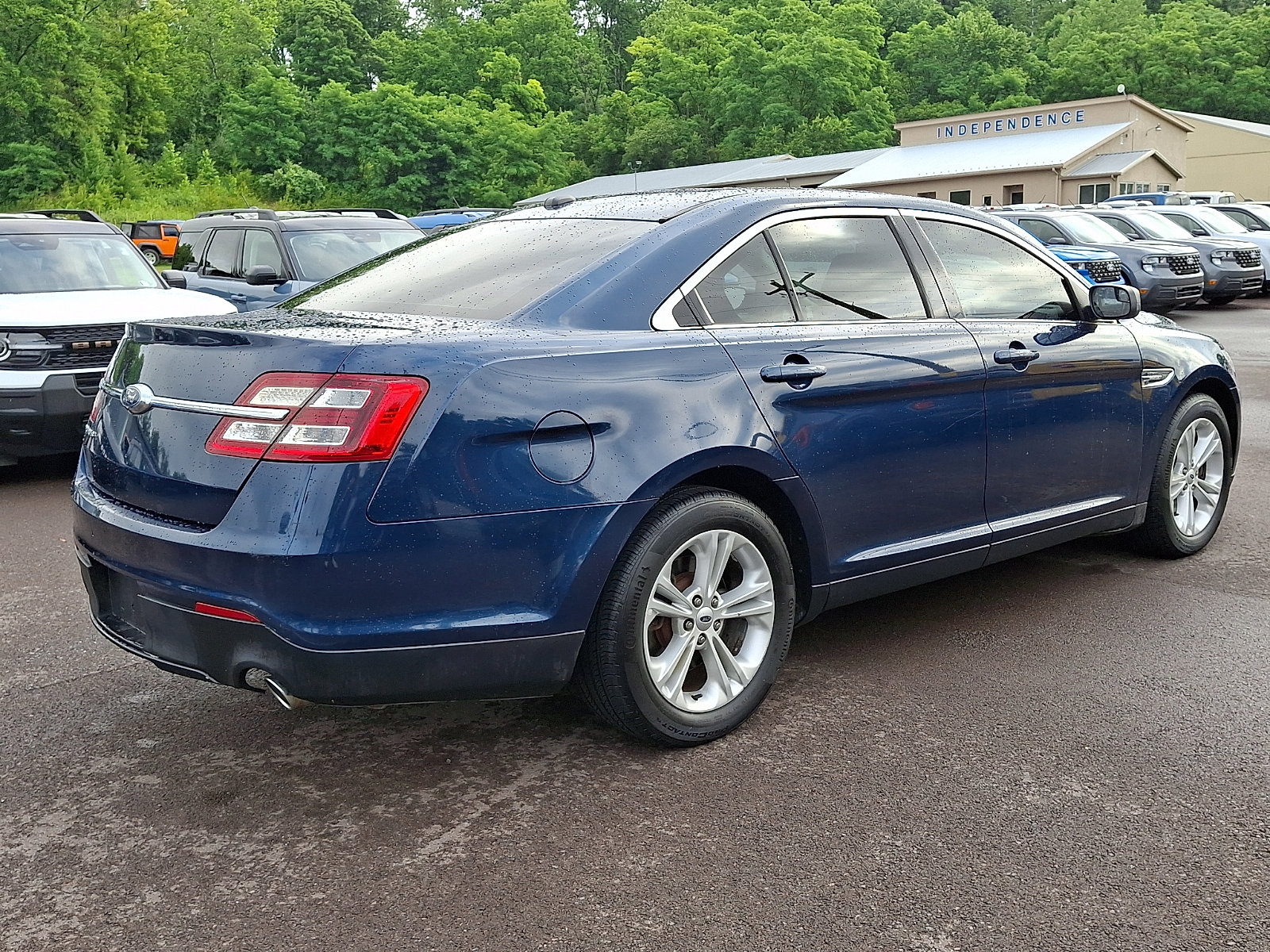Certified 2017 Ford Taurus SE FWD image 11