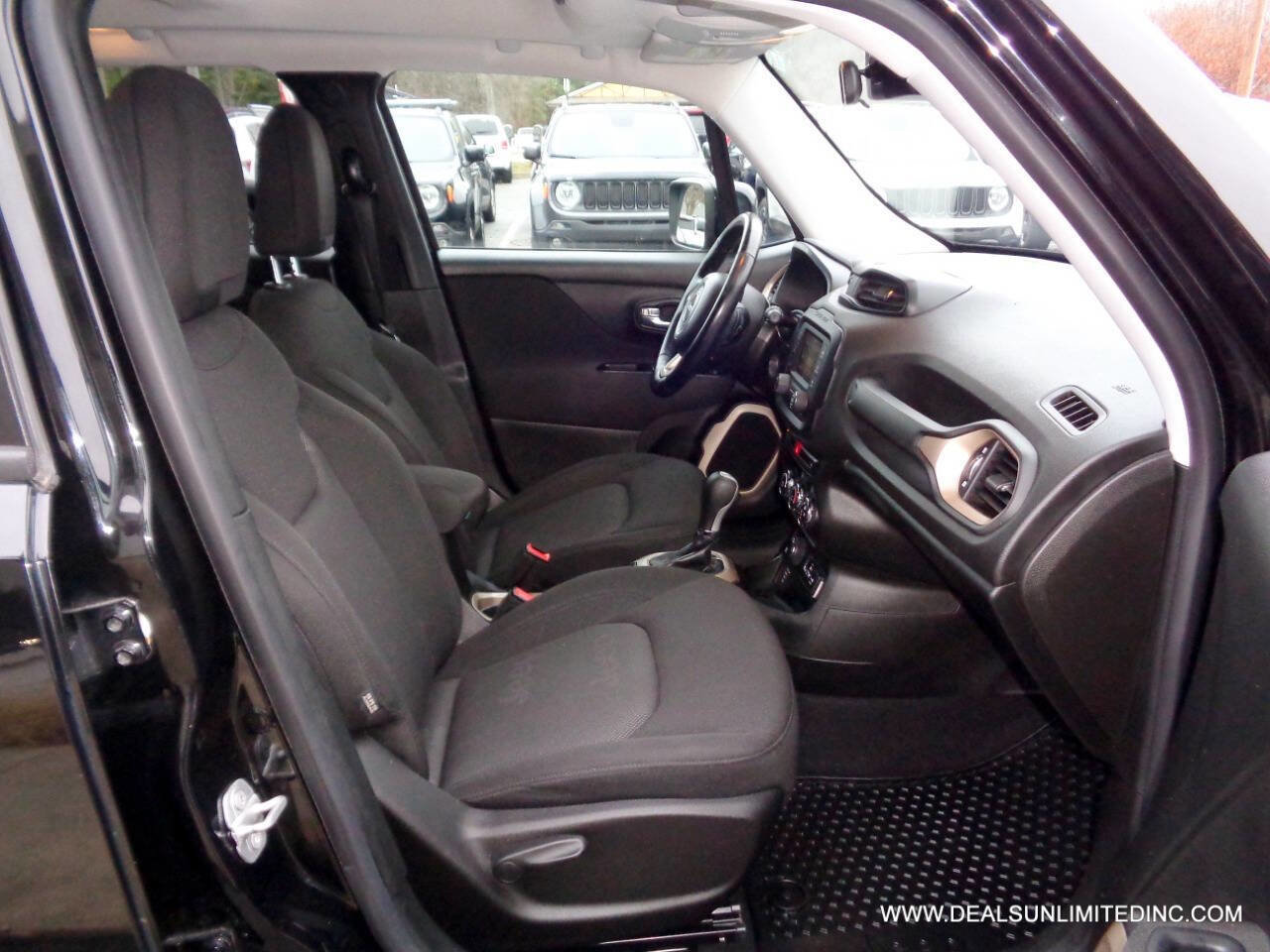 Used 2017 Jeep Renegade Latitude w/ Cold Weather Group image 23