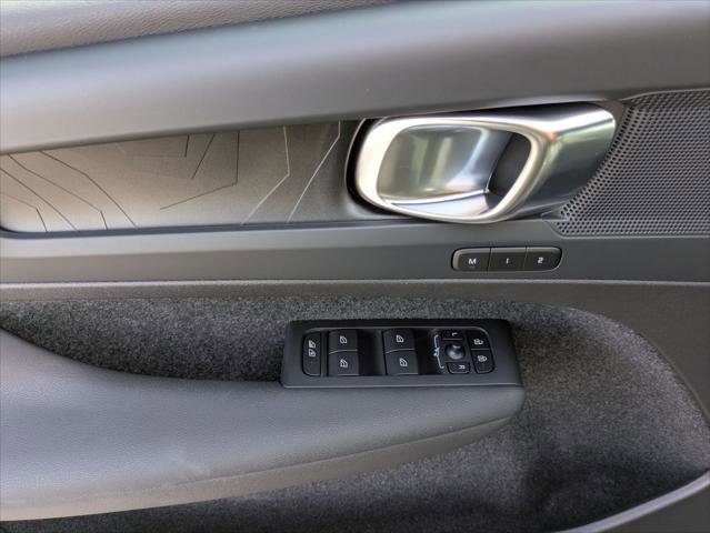 Used 2023 Volvo XC40 Recharge Plus image 11