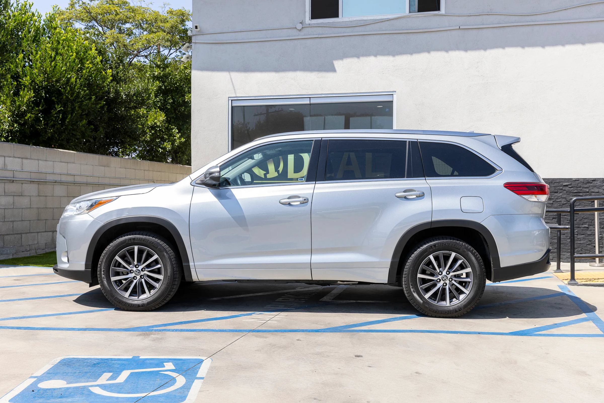 Used 2018 Toyota Highlander XLE FWD image 9