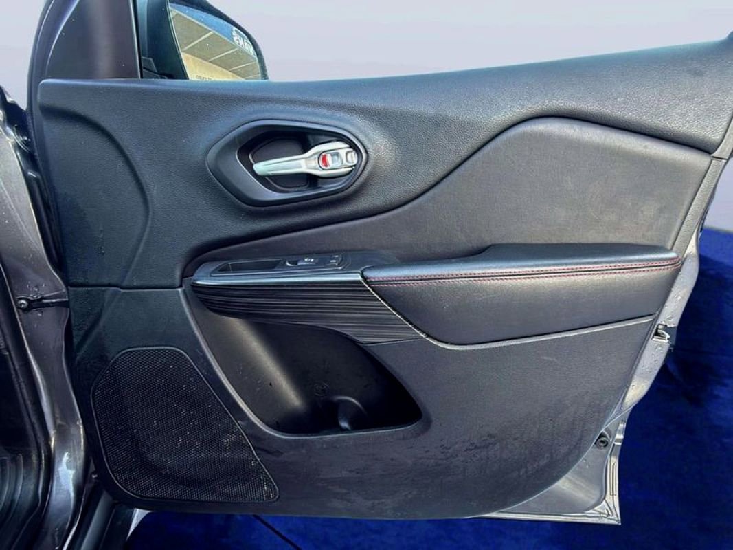 Used 2016 Jeep Cherokee Trailhawk w/ Cold Weather Group image 17