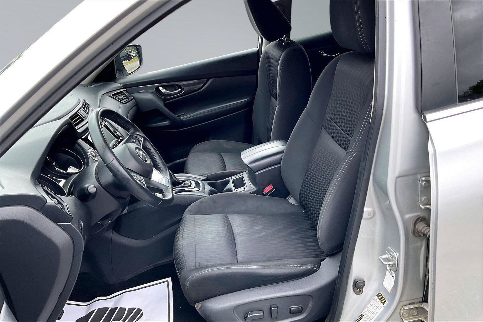 Used 2020 Nissan Rogue SV FWD image 25