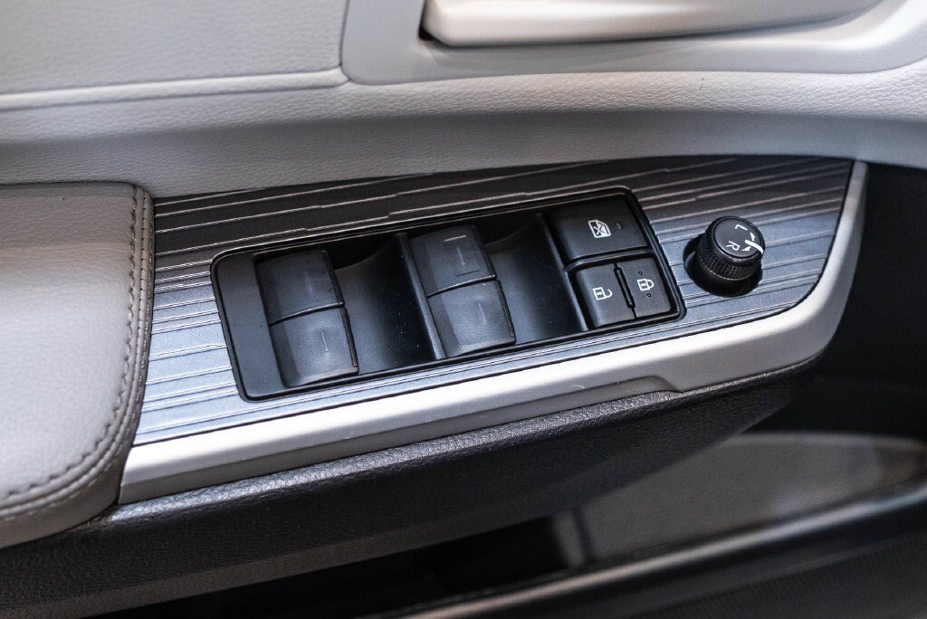 Certified 2025 Toyota Sienna LE FWD image 20