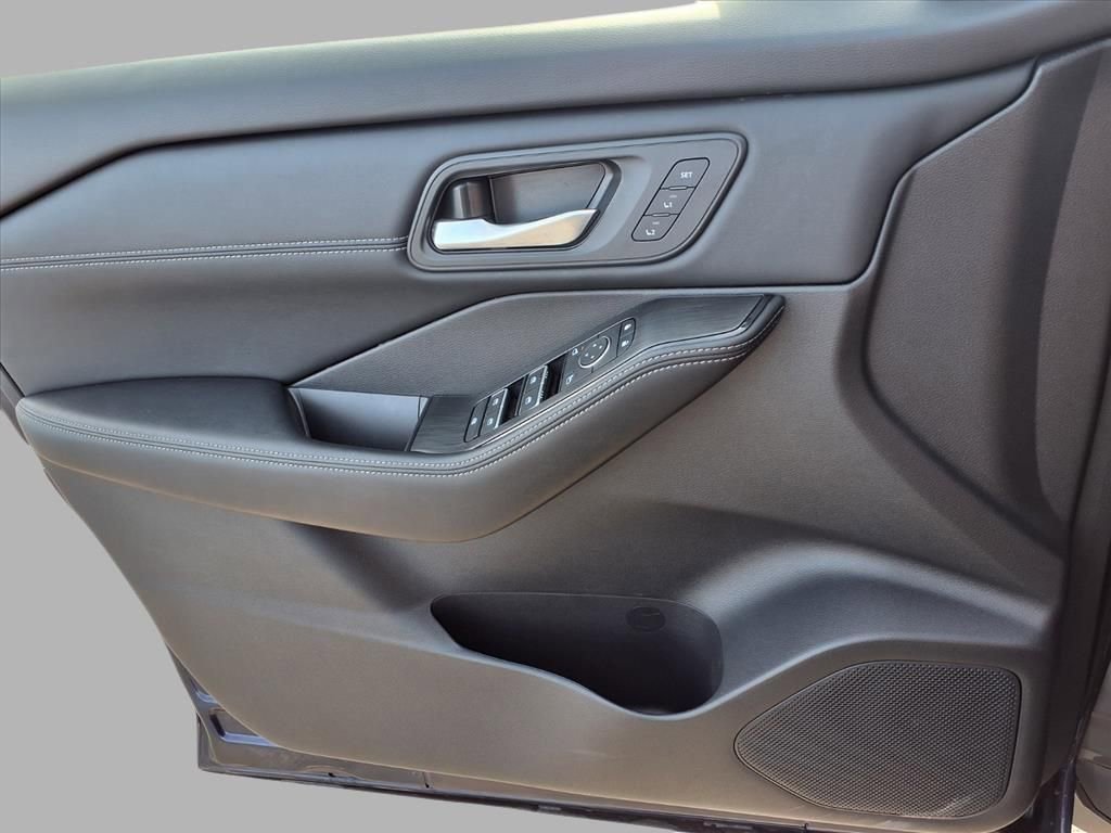 Certified 2025 Nissan Rogue SL w/ Tech Package image 17