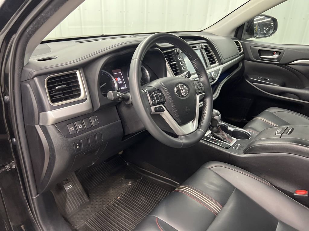 Used 2019 Toyota Highlander SE FWD image 18