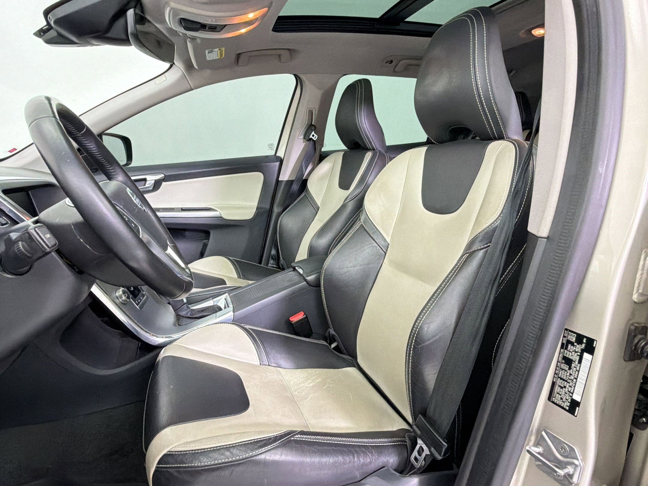 Used 2017 Volvo XC60 T5 Dynamic w/ Preferred Option Package FWD image 5