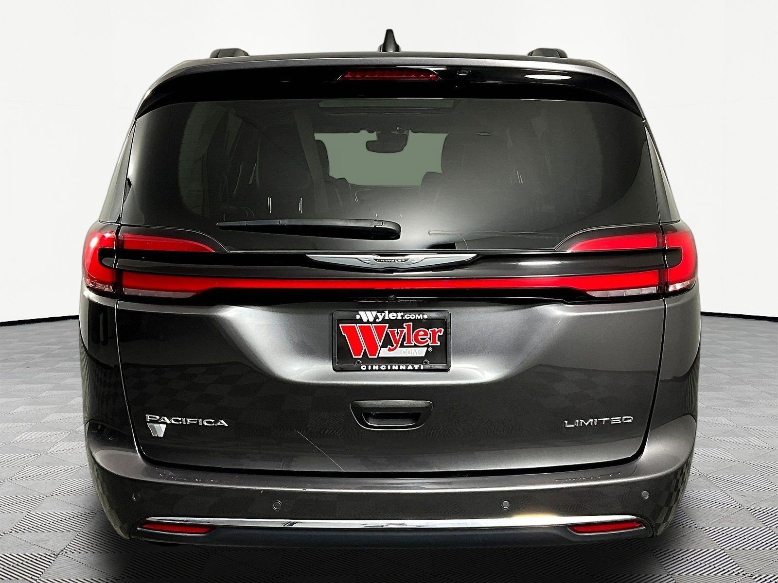 Used 2023 Chrysler Pacifica Limited FWD image 5