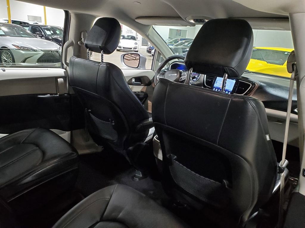 Used 2017 Chrysler Pacifica Premium image 20