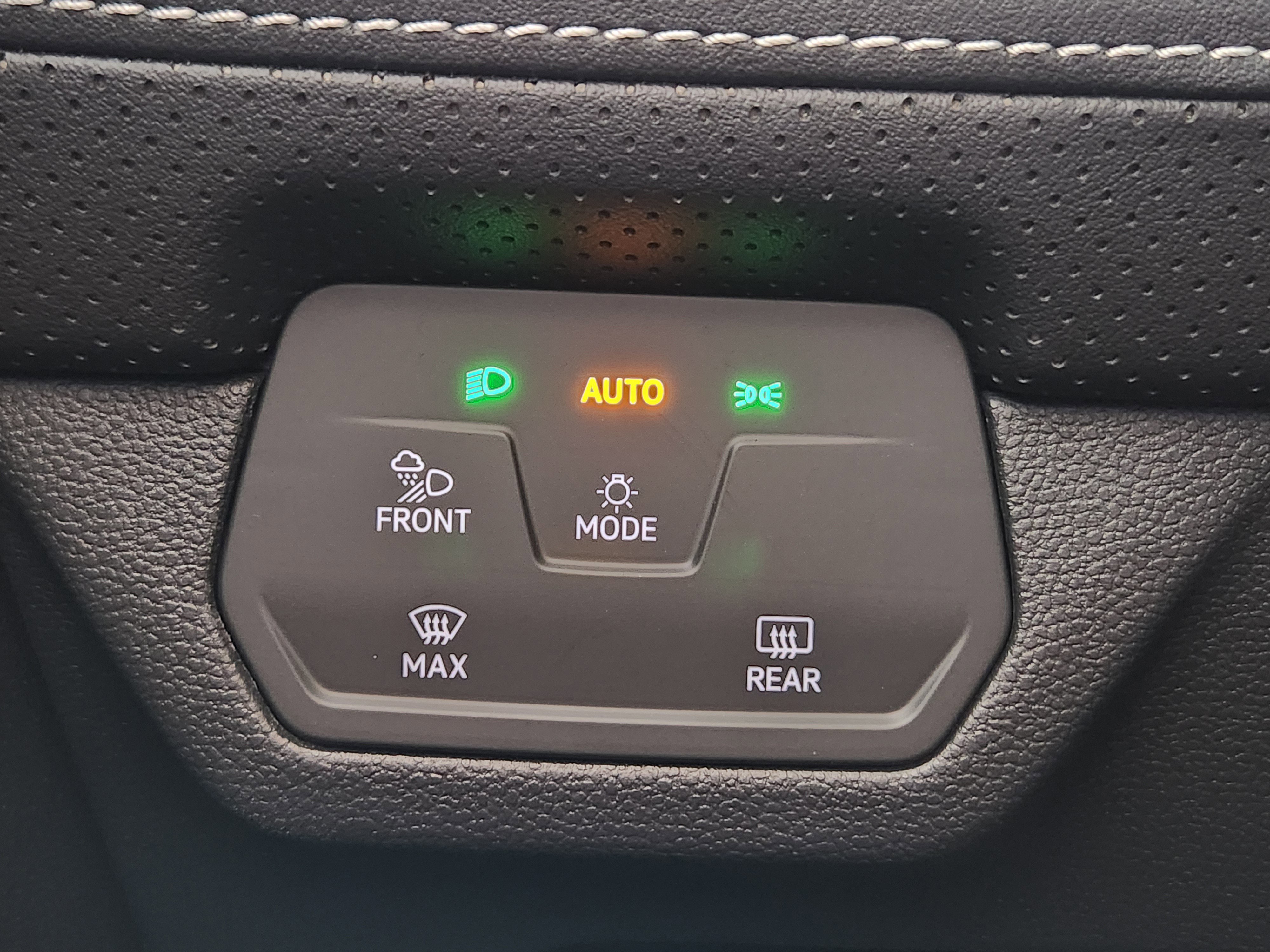 Used 2024 Volkswagen Atlas Cross Sport SE AWD/4WD image 27