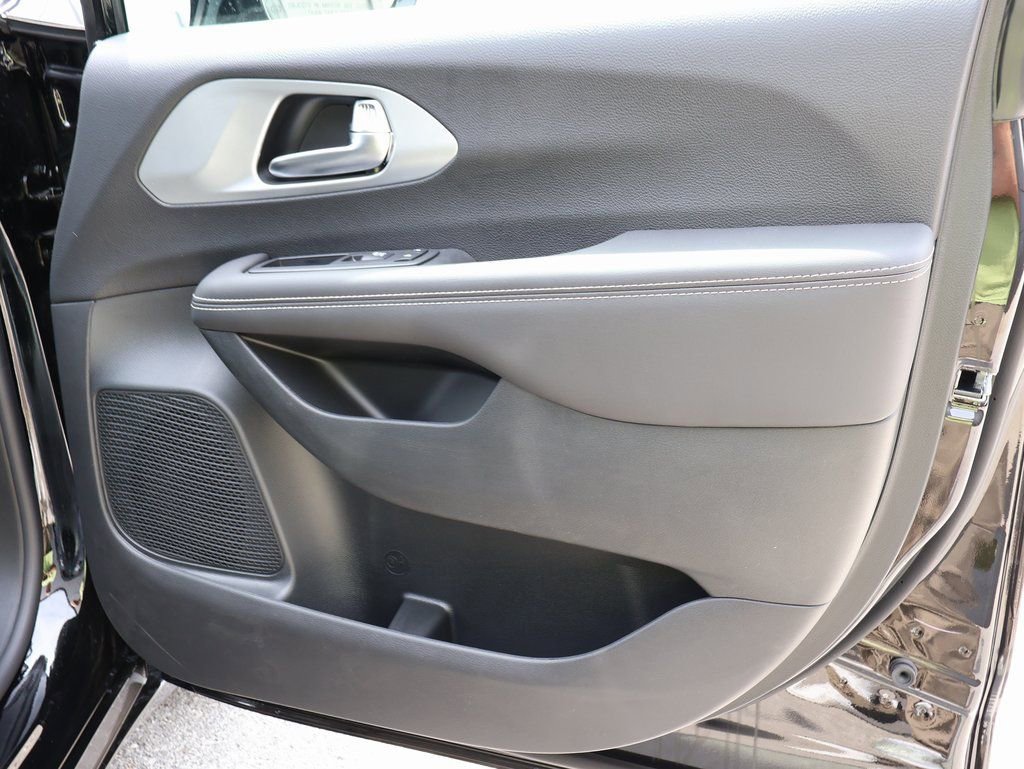 New 2026 Chrysler Pacifica Limited w/ S Appearance Package FWD image 8