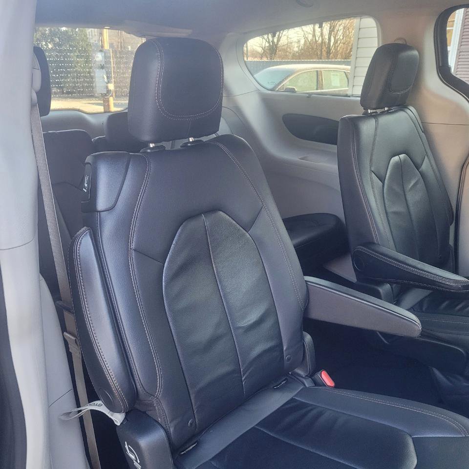Used 2017 Chrysler Pacifica Touring-L w/ Tire & Wheel Group image 31