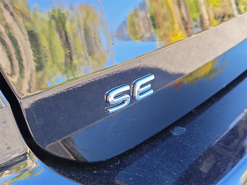 Certified 2025 Volkswagen Taos SE image 5